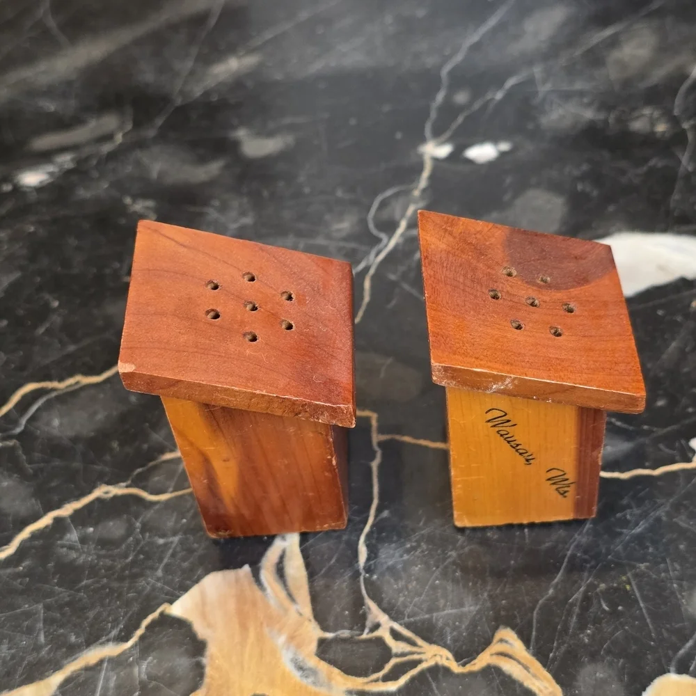 Wood Outhouse Ma & Pa Salt & Pepper Shakers Souvenir Wausau Wisconsin - Picture 3 of 6